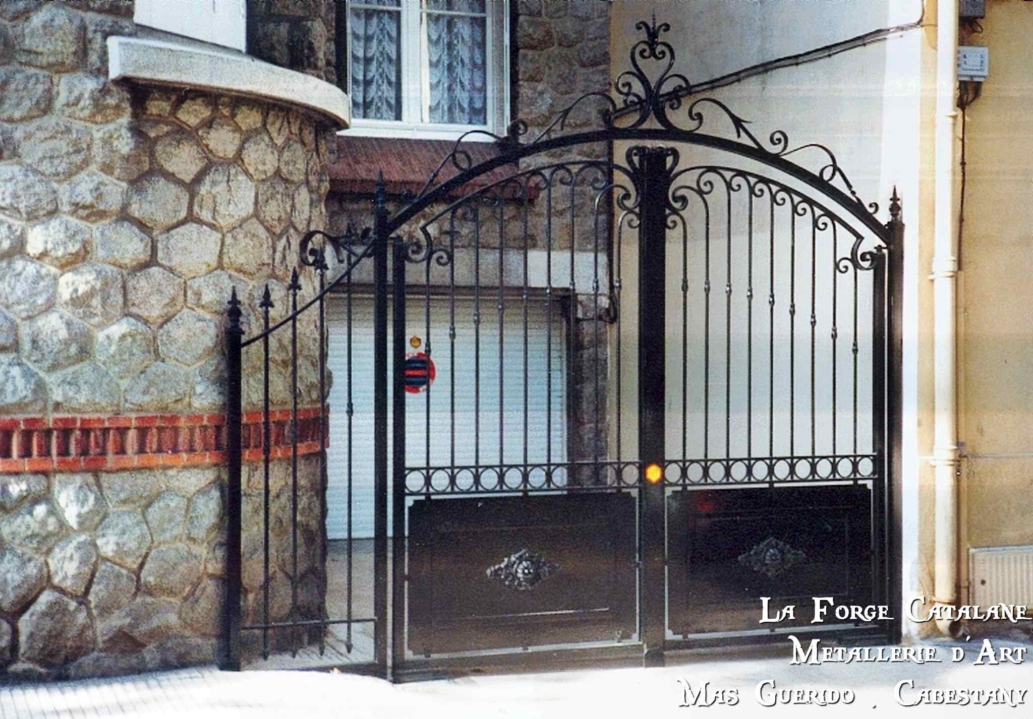 portail 2 vantaux tole volutes imposte  forge catalane.jpg